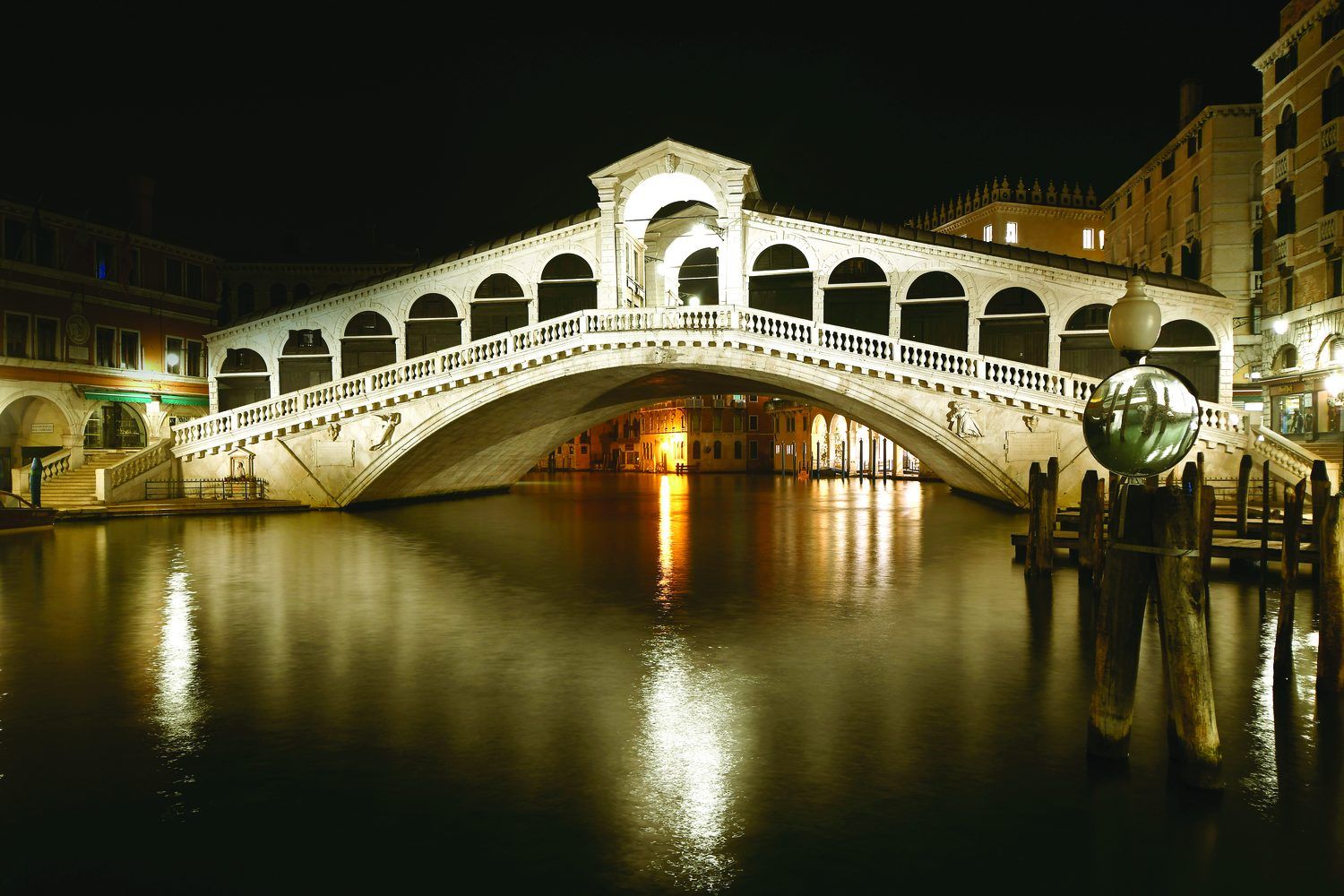 Rialto bridge at night